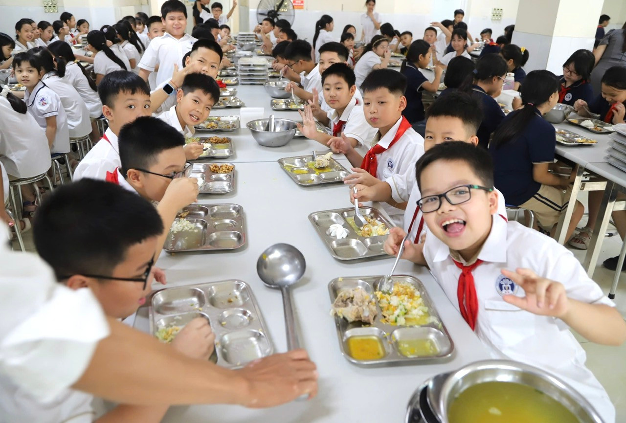 H&agrave; Nội y&ecirc;u cầu r&agrave; so&aacute;t bữa ăn b&aacute;n tr&uacute; cho học sinh năm 2026 - Ảnh 1.