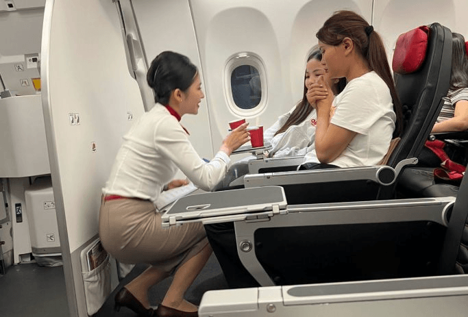 Giữa chuyến bay, nữ h&agrave;nh kh&aacute;ch hoảng loạn cầu cứu: 2 nữ b&aacute;c sĩ v&agrave; tổ bay c&ugrave;ng l&agrave;m một việc đặc biệt - Ảnh 1.