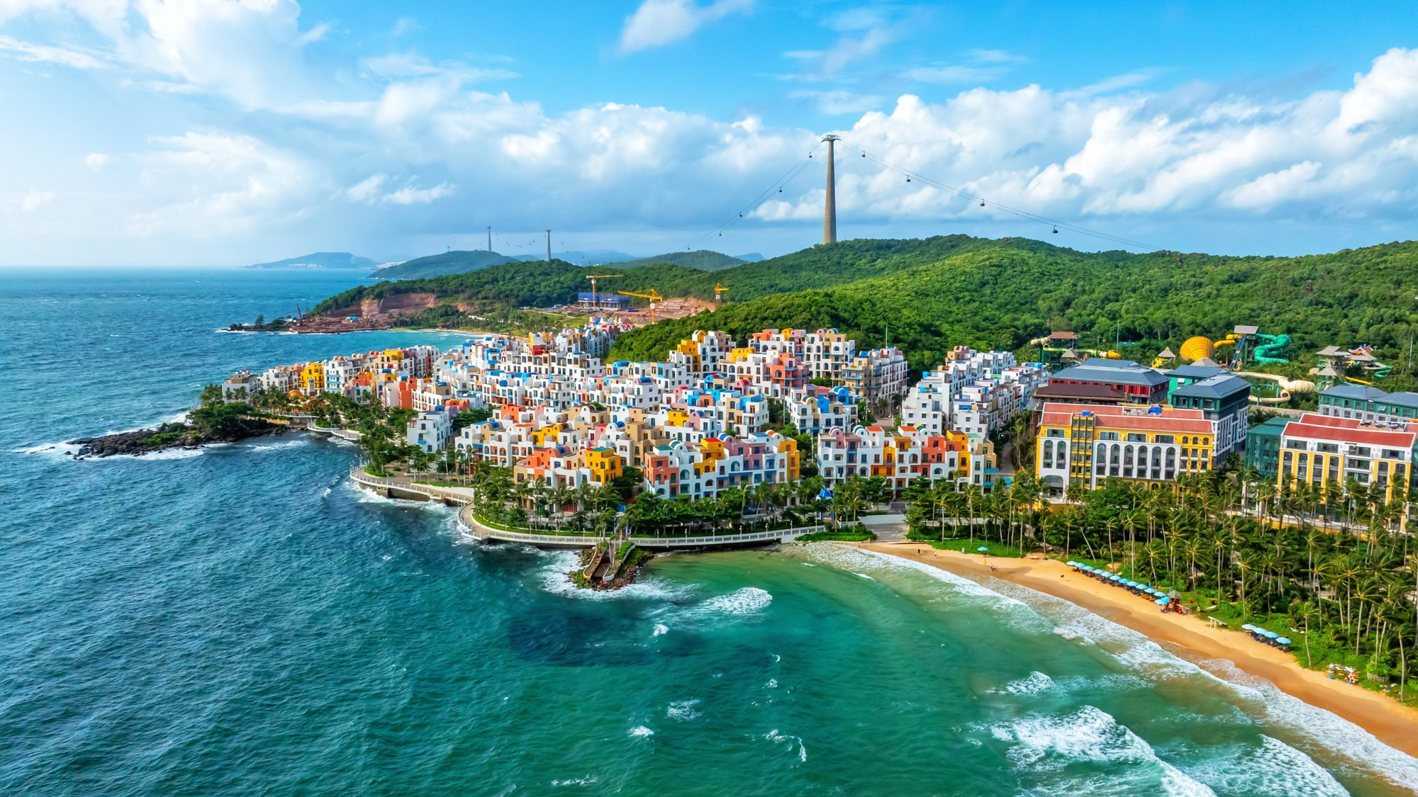 Việt Nam có hòn đảo nối bằng cáp treo 3 dây dài nhất thế giới, có cả công viên nhiệt đới hoang dã, khu nghỉ dưỡng mang dấu ấn cung đình Huế và khu phố thương mại phong cách Santorini - Ảnh 2.