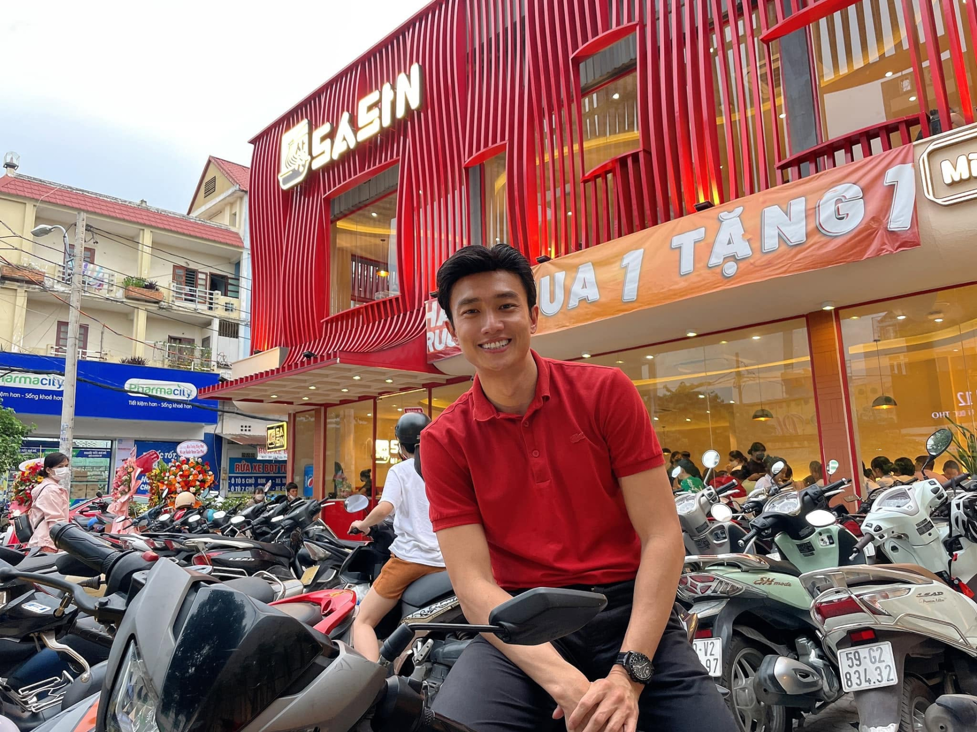 Quốc trường kỷ niệm 10 năm ph&aacute;t triển thương hiệu m&igrave; cay Sasin tại TP . HCM - Ảnh 2.