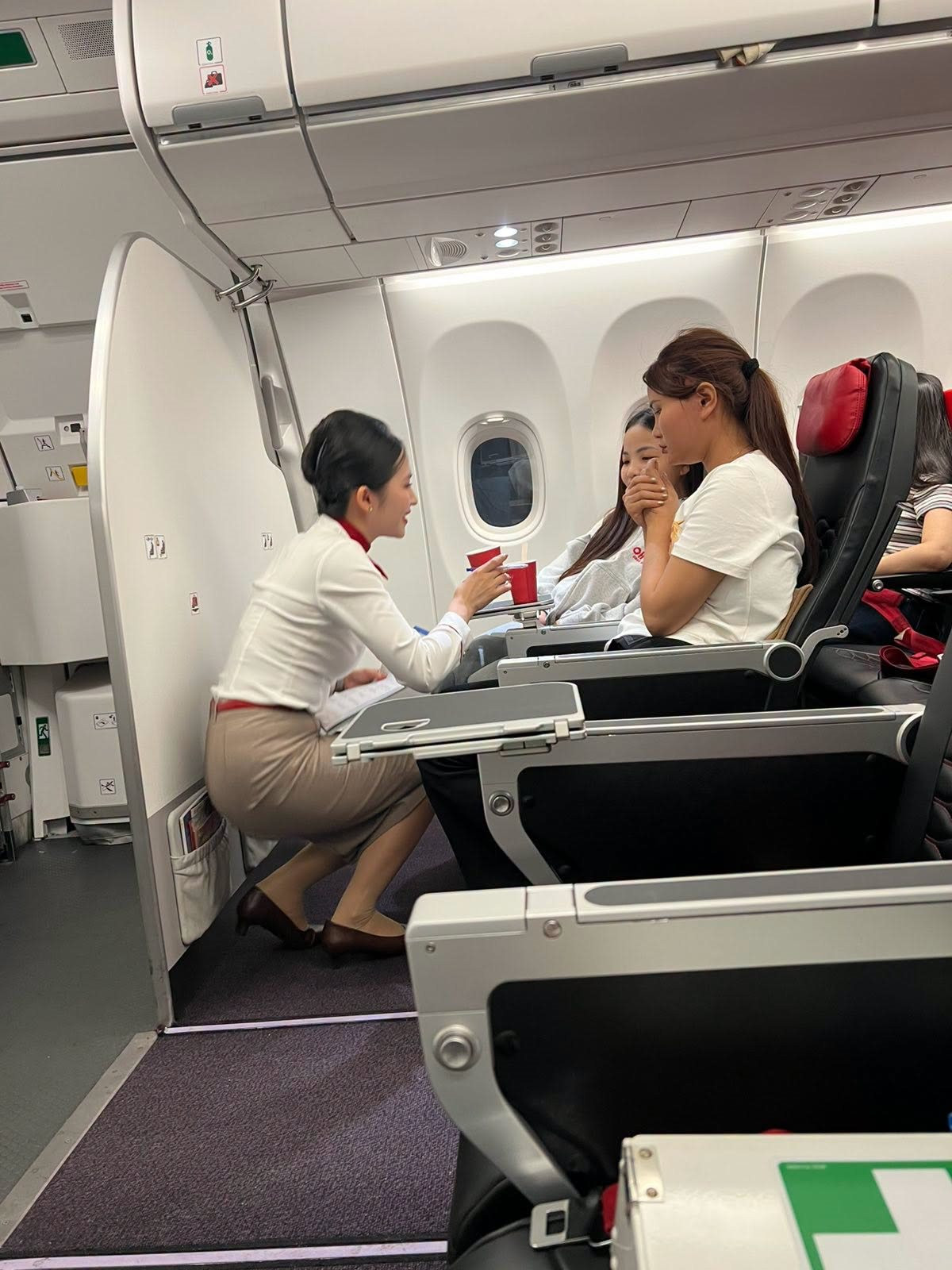 Giữa chuyến bay, nữ h&agrave;nh kh&aacute;ch hoảng loạn cầu cứu: 2 nữ b&aacute;c sĩ v&agrave; tổ bay c&ugrave;ng l&agrave;m một việc đặc biệt - Ảnh 3.