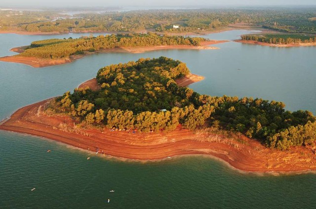 Việt Nam c&oacute; "t&uacute;i nước khổng lồ" giữa Nam Bộ rộng 32.000ha, chứa 2,7 tỷ m3 nước: &Ocirc;m trọn 74 h&ograve;n đảo lớn nhỏ, l&agrave;m nhiệm vụ đặc biệt suốt gần 40 năm - Ảnh 4.
