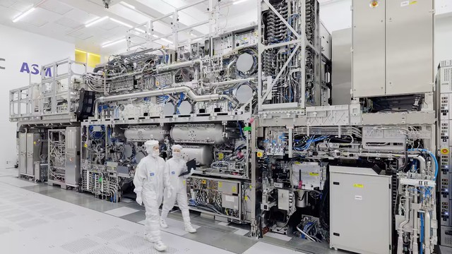 TSMC, Samsung, Intel 'đặt cược' tương lai vào một cỗ máy nặng 150 tấn, giá tương đương một chiếc Boeing 777 - Ảnh 1.
