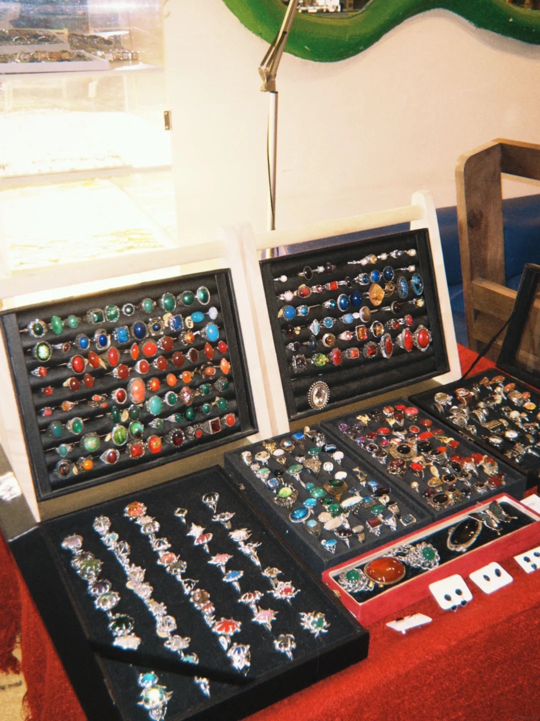 Khách Trung Quốc du lịch Hà Nội khám phá 7 cửa hàng vintage giá chỉ Từ 50 . 000 Đồng - Ảnh 11. Khách Trung Quốc du lịch Hà Nội khám phá 7 cửa hàng vintage giá chỉ Từ 50 . 000 Đồng - Ảnh 11.