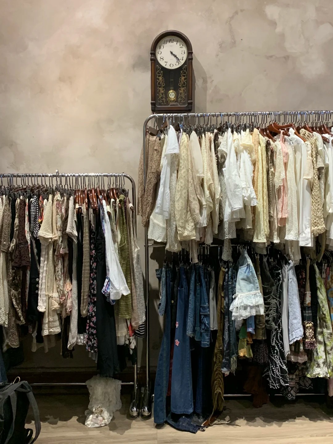 Khách Trung Quốc du lịch Hà Nội khám phá 7 cửa hàng vintage giá chỉ Từ 50 . 000 Đồng - Ảnh 4. Khách Trung Quốc du lịch Hà Nội khám phá 7 cửa hàng vintage giá chỉ Từ 50 . 000 Đồng - Ảnh 4.