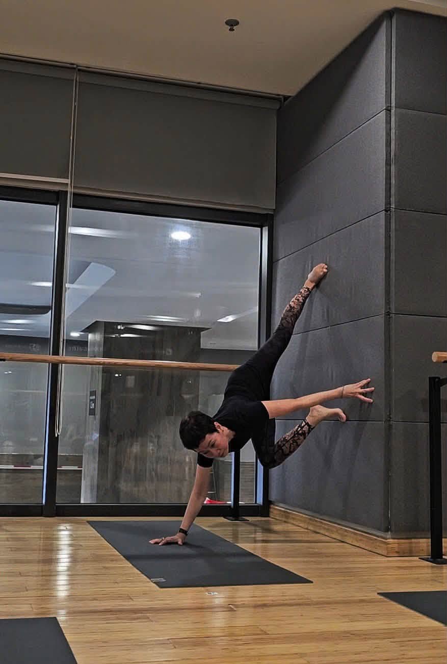 Vợ khỏe khoắn của MC Lại Văn Sâm gây sốt với tài năng yoga ấn tượng - Ảnh 2. Vợ khỏe khoắn của MC Lại Văn Sâm gây sốt với tài năng yoga ấn tượng - Ảnh 2.