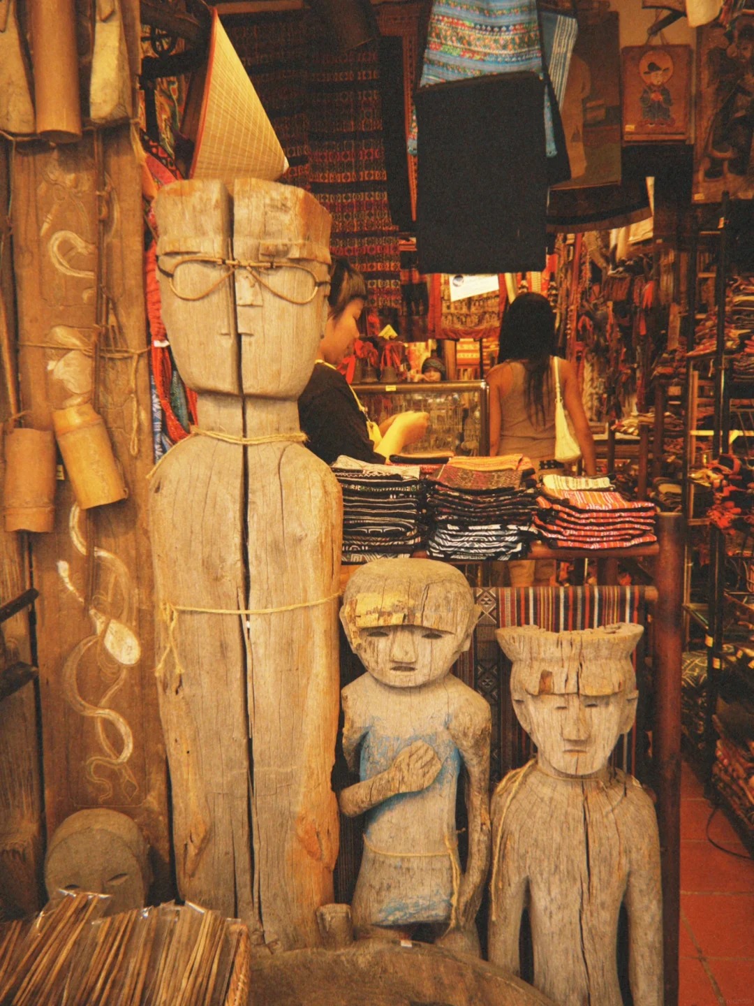 Khách Trung Quốc du lịch Hà Nội khám phá 7 cửa hàng vintage giá chỉ Từ 50 . 000 Đồng - Ảnh 5. Khách Trung Quốc du lịch Hà Nội khám phá 7 cửa hàng vintage giá chỉ Từ 50 . 000 Đồng - Ảnh 5.