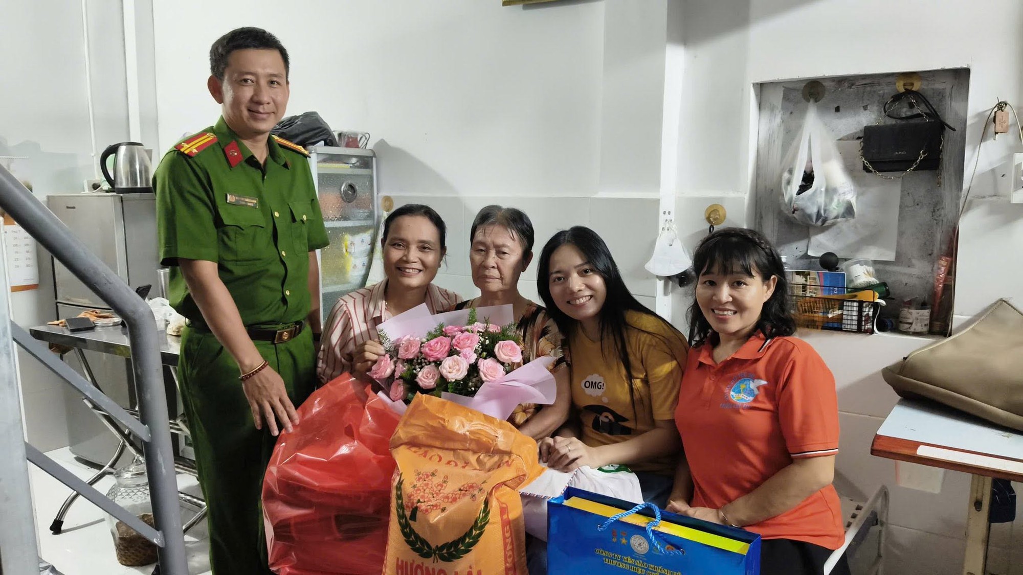 Cụ bà 78 tuổi nhặt được nhẫn vàng , báo Công an trả lại cho người mất - Ảnh 1. Cụ bà 78 tuổi nhặt được nhẫn vàng , báo Công an trả lại cho người mất - Ảnh 1.