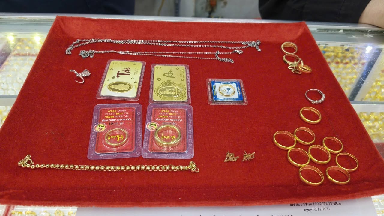 Cụ bà 78 tuổi nhặt được nhẫn vàng , báo Công an trả lại cho người mất - Ảnh 2. Cụ bà 78 tuổi nhặt được nhẫn vàng , báo Công an trả lại cho người mất - Ảnh 2.
