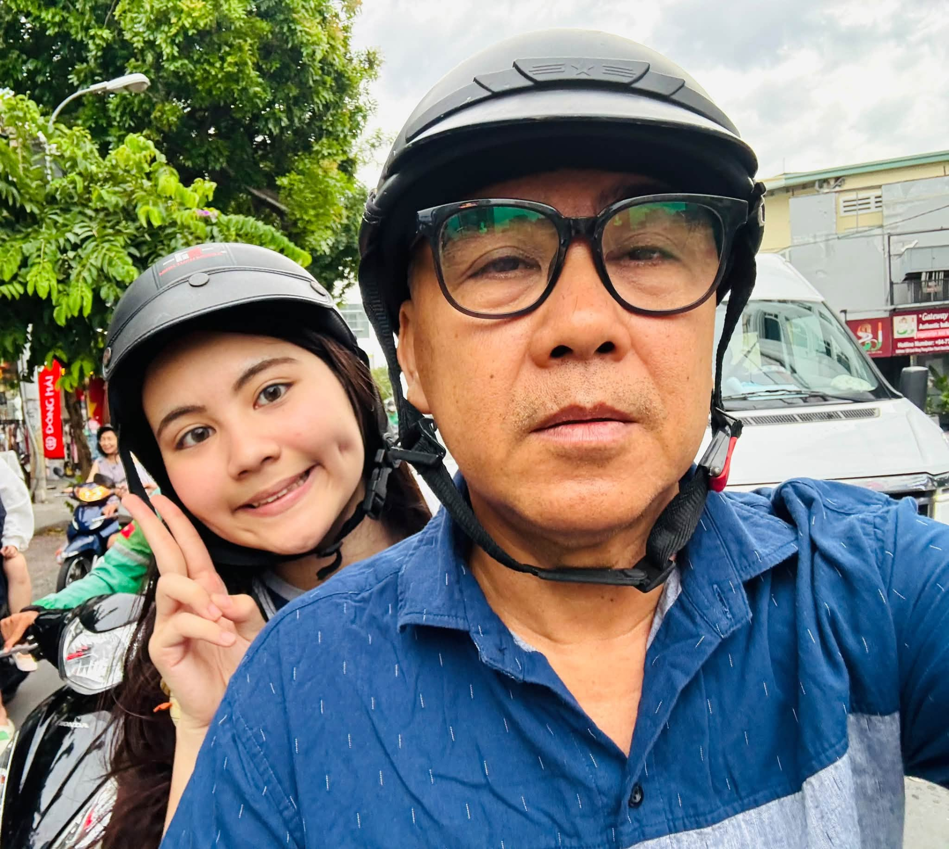 MC Quyền Linh l&agrave;m vận chuyển kh&ocirc;ng lương v&agrave; T&igrave;nh cảm cha con ấm &aacute;p - Ảnh 1.