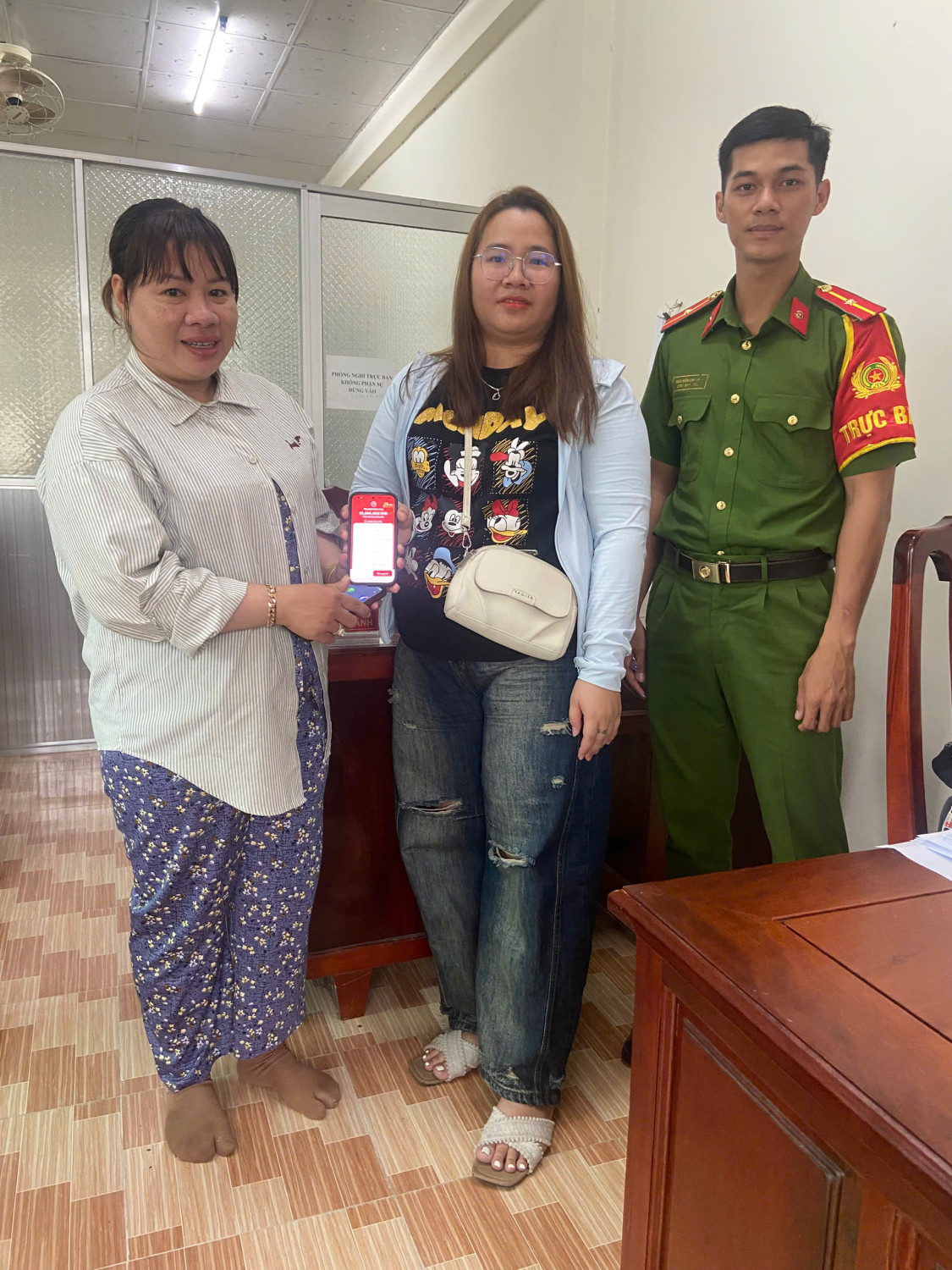 Nhận 22.500.000 đồng chuyển khoản từ Trần Thị Th&uacute;y Loan, Nguyễn Anh Thư phải tr&igrave;nh b&aacute;o c&ocirc;ng an để x&aacute;c minh - Ảnh 1.