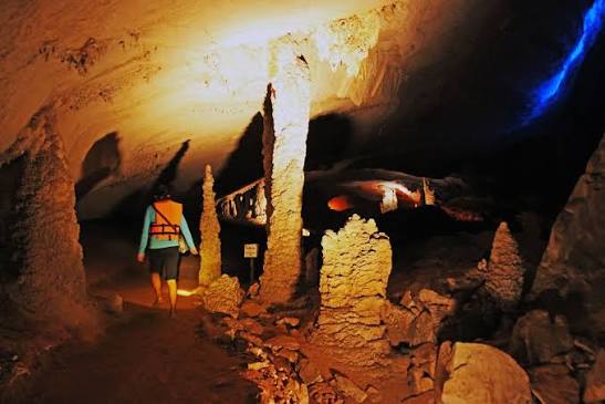 Ph&aacute;t hiện hang động xuy&ecirc;n n&uacute;i ở nước l&aacute;ng giềng Việt Nam, du kh&aacute;ch phải đi thuyền hơn 7 km trong b&oacute;ng tối - Ảnh 3.