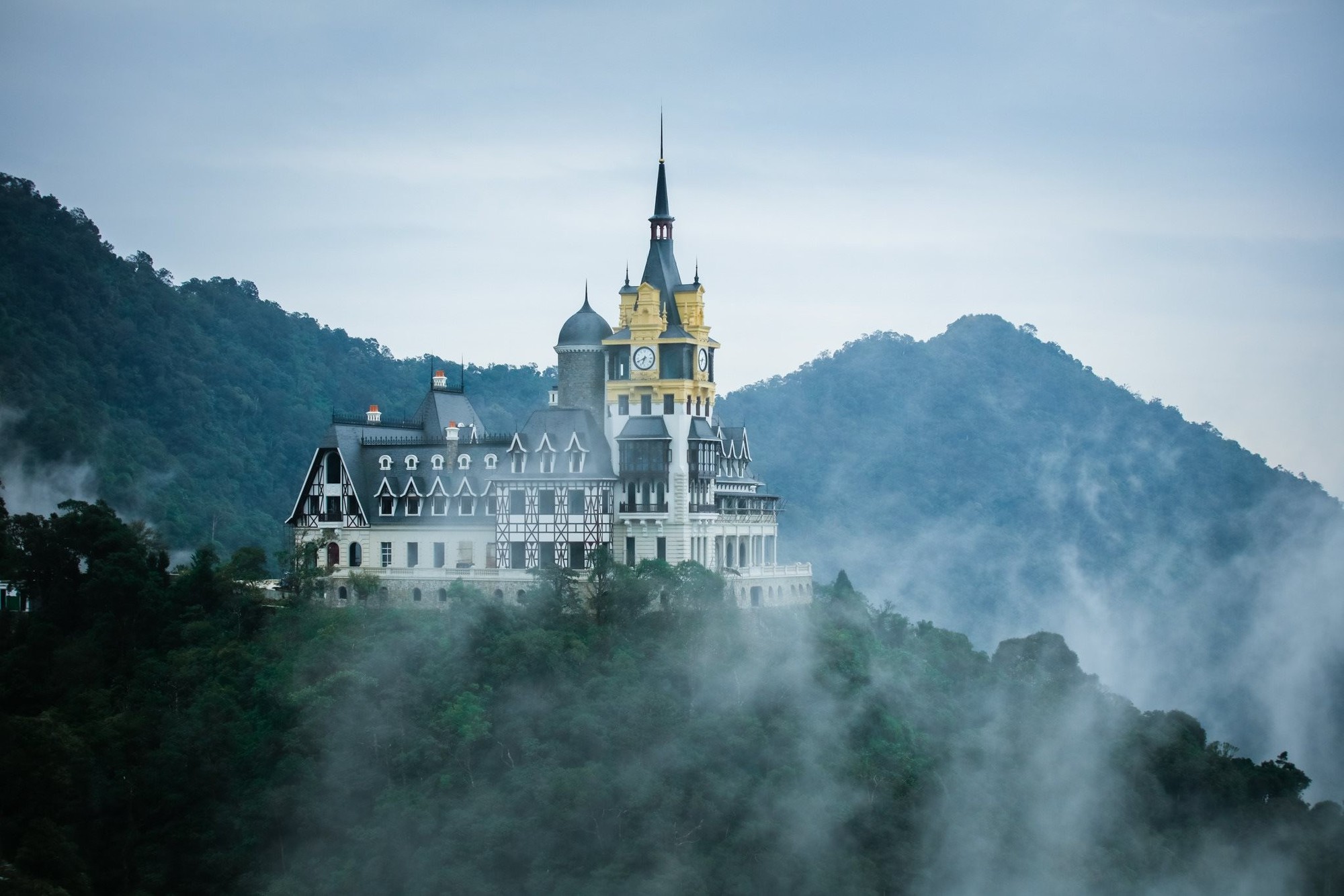 Việt Nam c&oacute; một l&acirc;u đ&agrave;i cổ t&iacute;ch, nguy nga &ldquo;phơi sương&rdquo; giữa nơi được mệnh danh l&agrave; "Đ&agrave; Lạt của miền Bắc", 3 năm li&ecirc;n tiếp được World Travel Awards vinh danh - Ảnh 2.