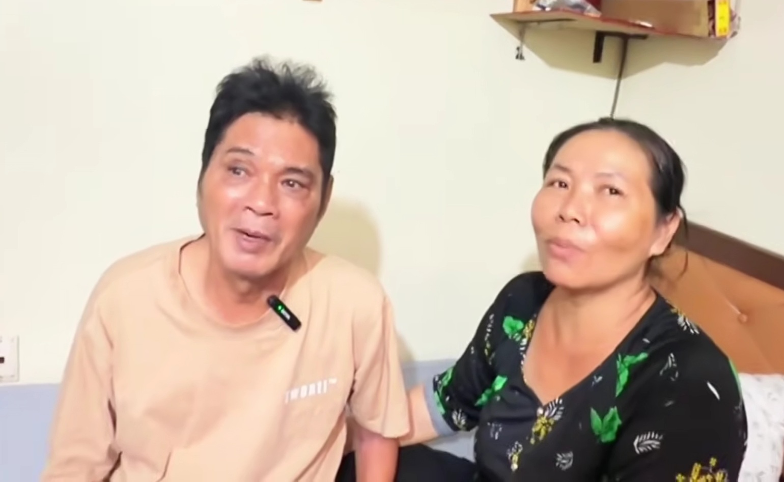 Nam nghệ sĩ miền Nam phải đi l&agrave;m shipper, giờ bệnh nặng ngồi xe lăn - Ảnh 2.