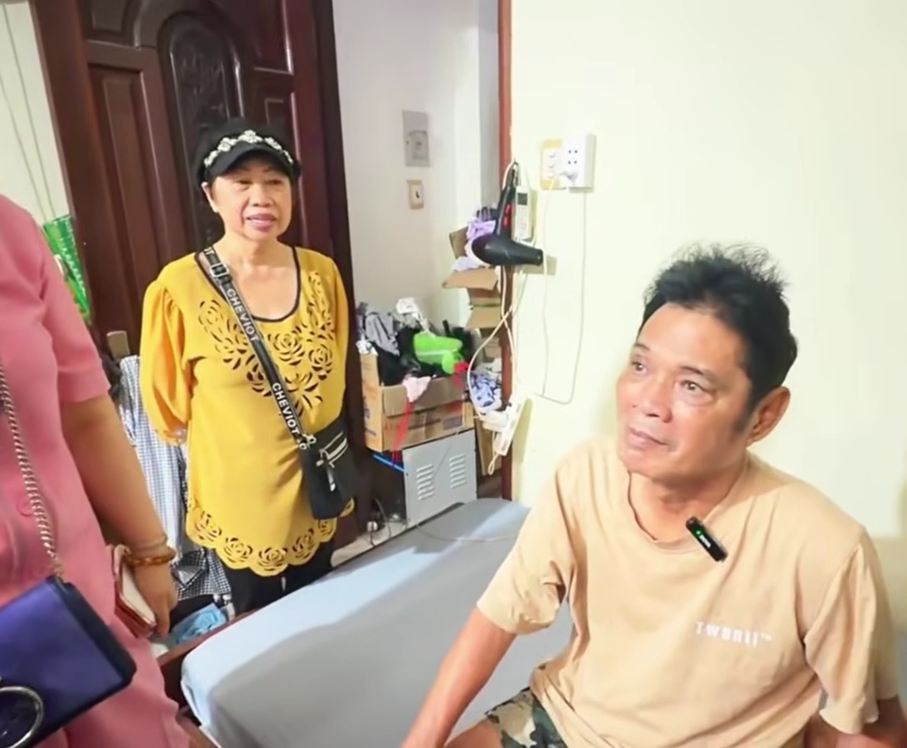 Nam nghệ sĩ miền Nam phải đi l&agrave;m shipper, giờ bệnh nặng ngồi xe lăn - Ảnh 1.