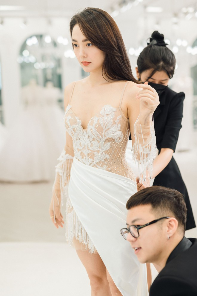 Cô dâu tháng 9 Vbiz sắp lộ diện qua thiết kế váy cưới của NTK Chung Thanh Phong - Ảnh 7.