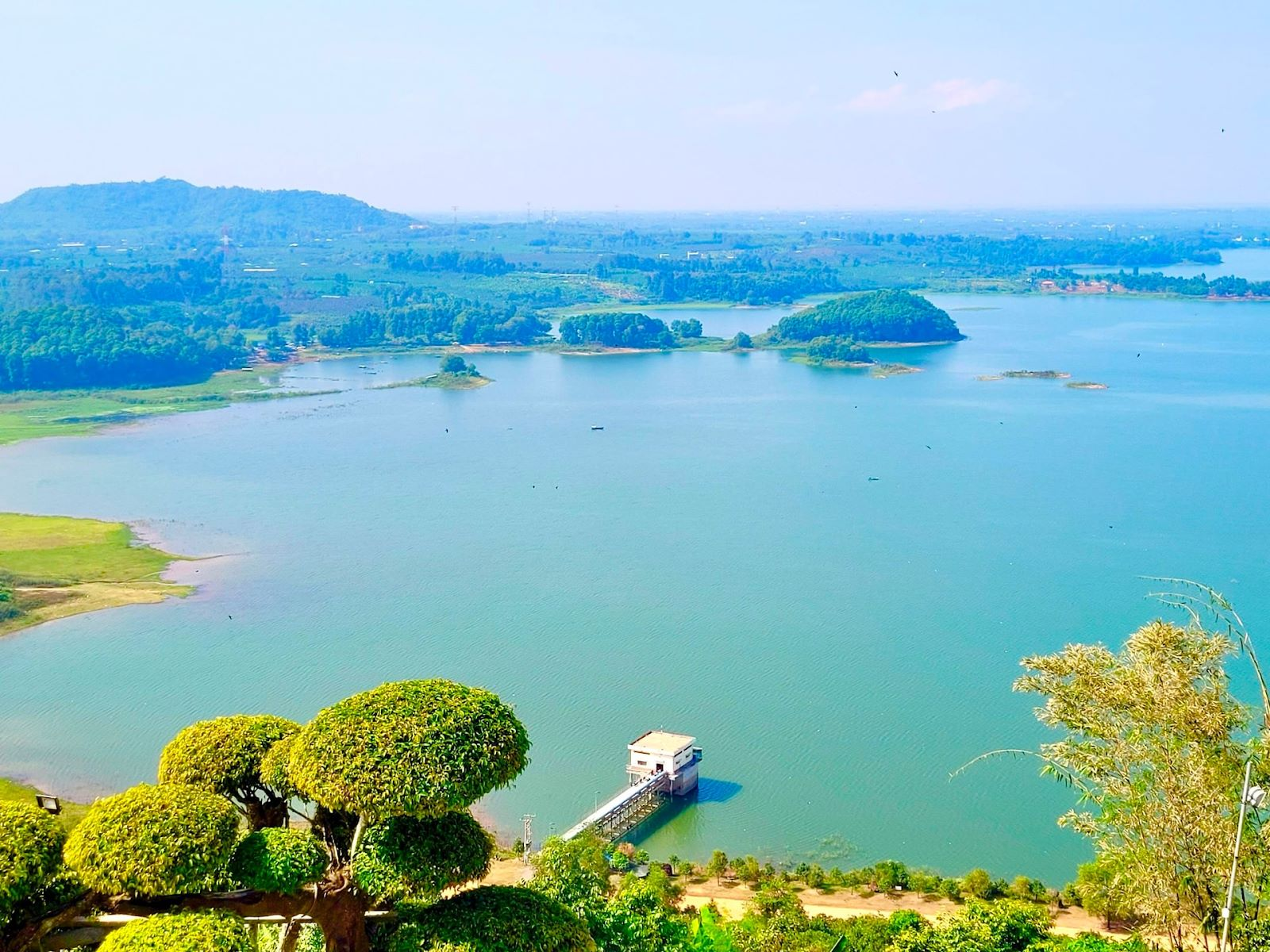 Việt Nam c&oacute; "t&uacute;i nước khổng lồ" giữa Nam Bộ rộng 32.000ha, chứa 2,7 tỷ m3 nước: &Ocirc;m trọn 74 h&ograve;n đảo lớn nhỏ, l&agrave;m nhiệm vụ đặc biệt suốt gần 40 năm - Ảnh 2.