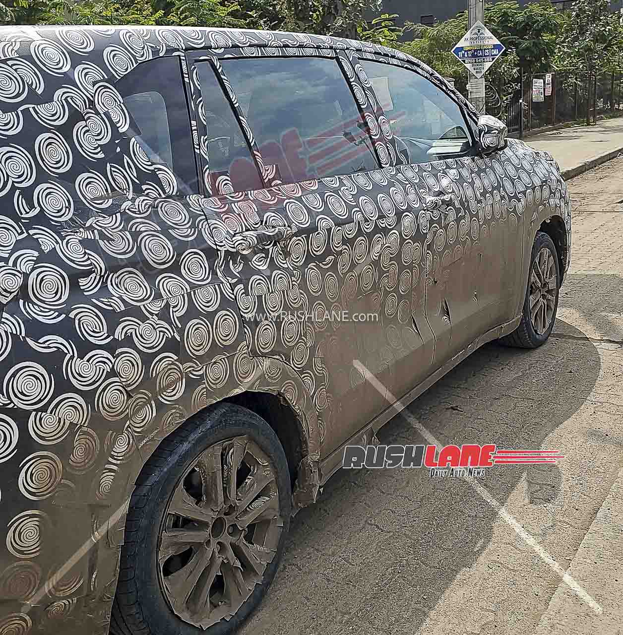 Toyota Innova Cross 2027 lộ diện nội thất, n&acirc;ng cấp m&agrave;n giải tr&iacute;  - Ảnh 5.