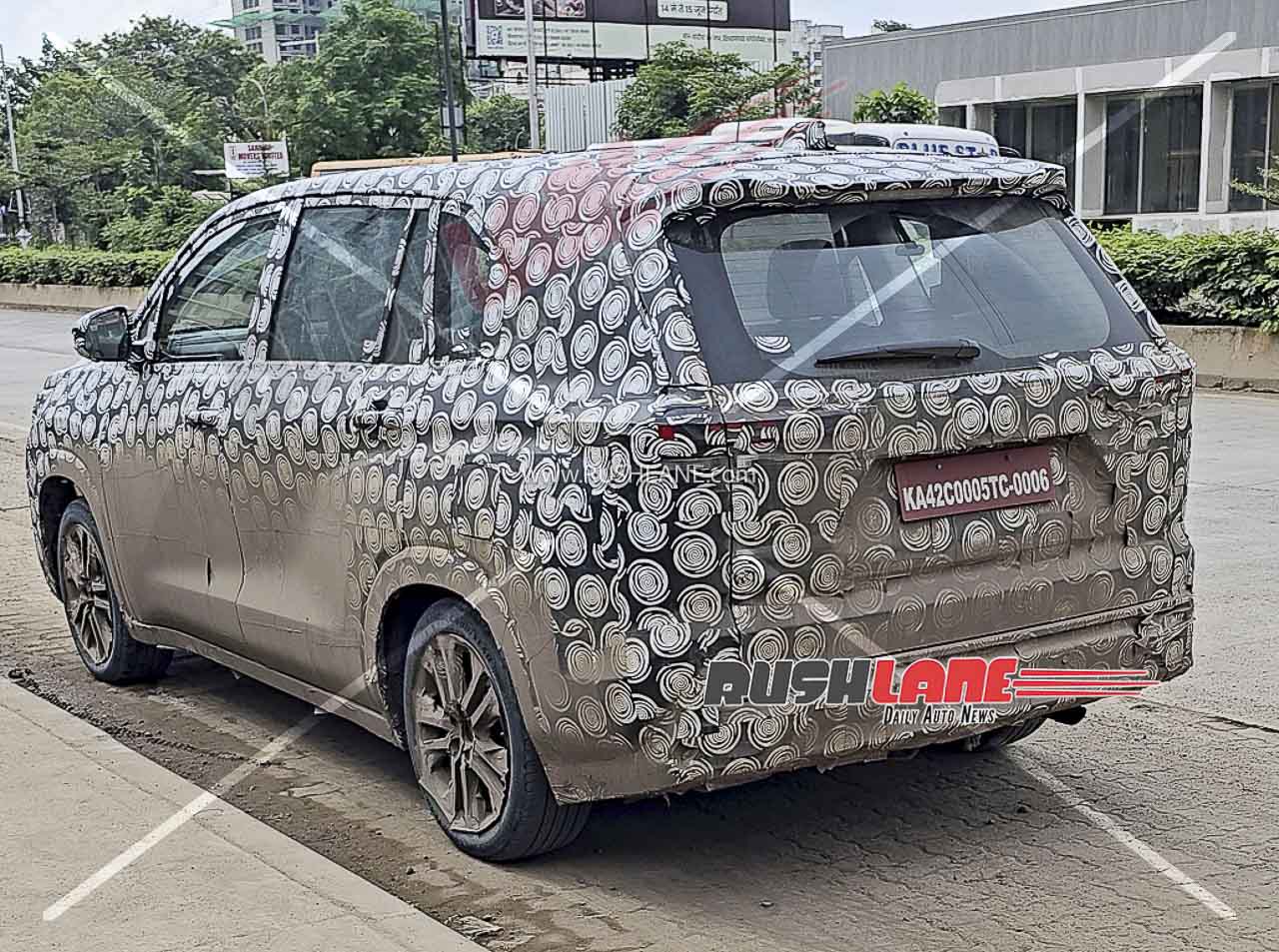 Toyota Innova Cross 2027 lộ diện nội thất, n&acirc;ng cấp m&agrave;n giải tr&iacute;  - Ảnh 1.
