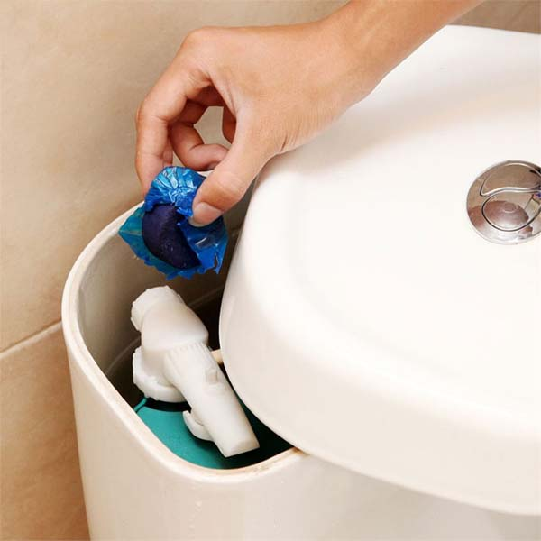 Lời khuy&ecirc;n cho gia đ&igrave;nh về việc sử dụng vi&ecirc;n tẩy bồn cầu đ&uacute;ng c&aacute;ch - Ảnh 2.