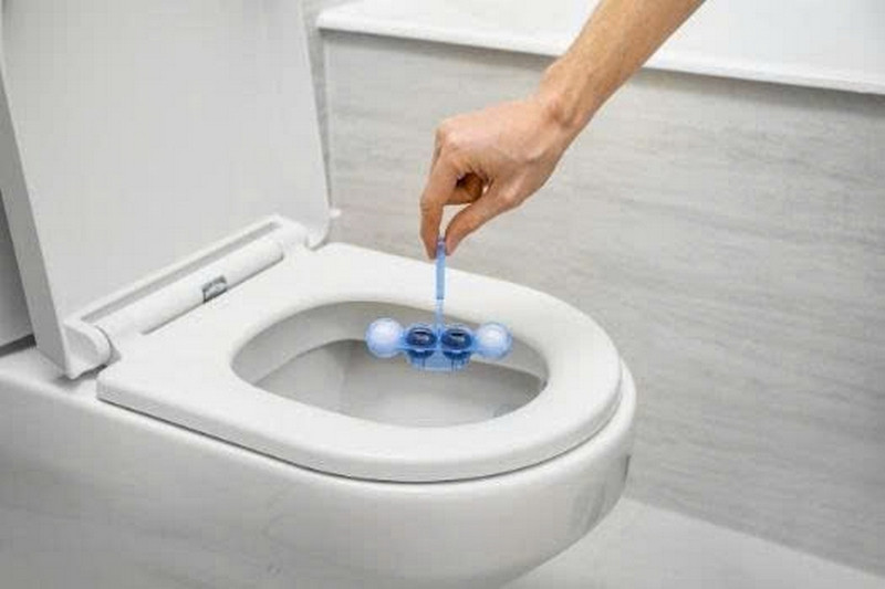 Lời khuy&ecirc;n cho gia đ&igrave;nh về việc sử dụng vi&ecirc;n tẩy bồn cầu đ&uacute;ng c&aacute;ch - Ảnh 1.