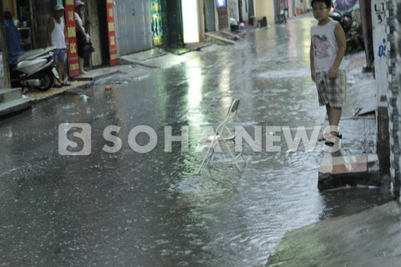 duong-ha-noi-lai-bien-thanh-song-sau-mua-lon