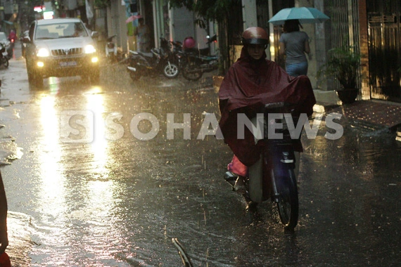 duong-ha-noi-lai-bien-thanh-song-sau-mua-lon