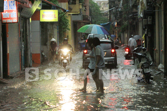 duong-ha-noi-lai-bien-thanh-song-sau-mua-lon