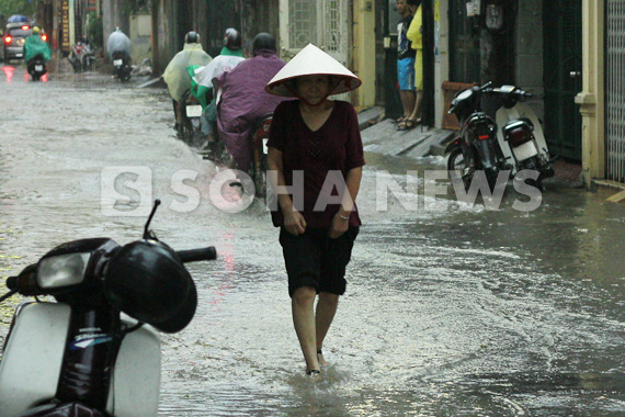 duong-ha-noi-lai-bien-thanh-song-sau-mua-lon