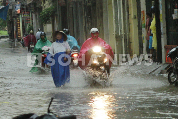 duong-ha-noi-lai-bien-thanh-song-sau-mua-lon