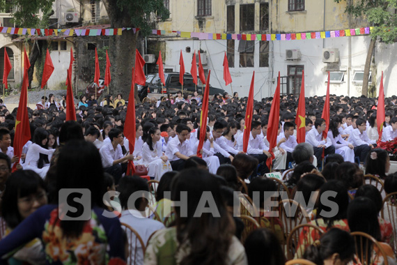 co-be-xuong-thuy-tinh-duyen-dang-ao-dai-ngay-khai-truong