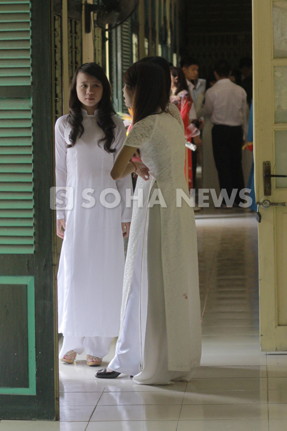 co-be-xuong-thuy-tinh-duyen-dang-ao-dai-ngay-khai-truong