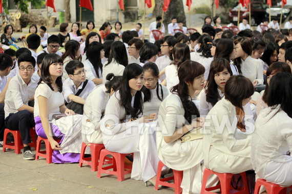 co-be-xuong-thuy-tinh-duyen-dang-ao-dai-ngay-khai-truong