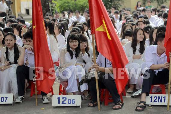 co-be-xuong-thuy-tinh-duyen-dang-ao-dai-ngay-khai-truong