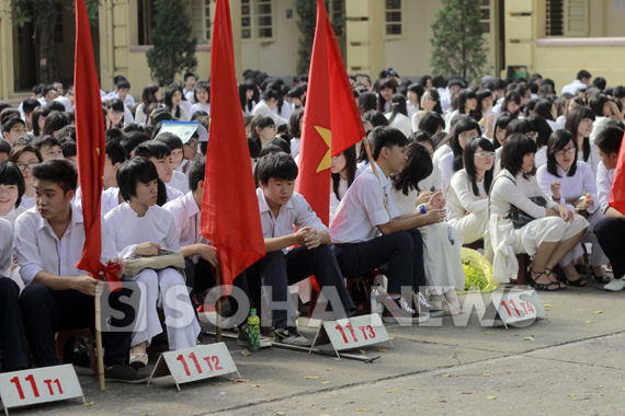 co-be-xuong-thuy-tinh-duyen-dang-ao-dai-ngay-khai-truong