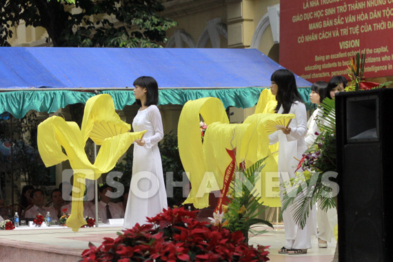 co-be-xuong-thuy-tinh-duyen-dang-ao-dai-ngay-khai-truong