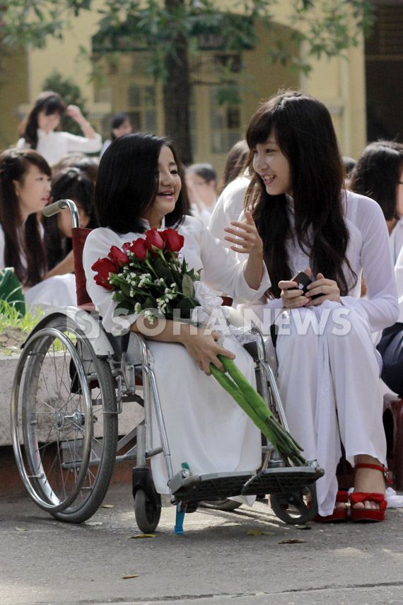 co-be-xuong-thuy-tinh-duyen-dang-ao-dai-ngay-khai-truong