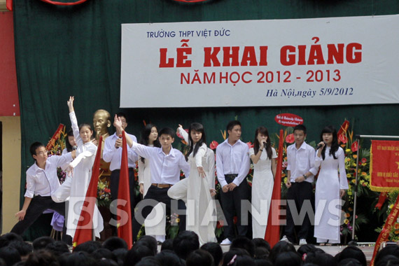 co-be-xuong-thuy-tinh-duyen-dang-ao-dai-ngay-khai-truong