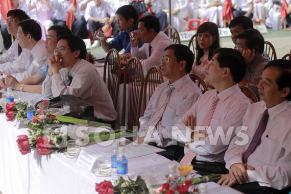 co-be-xuong-thuy-tinh-duyen-dang-ao-dai-ngay-khai-truong