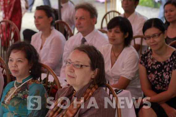 co-be-xuong-thuy-tinh-duyen-dang-ao-dai-ngay-khai-truong