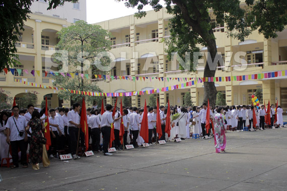 co-be-xuong-thuy-tinh-duyen-dang-ao-dai-ngay-khai-truong