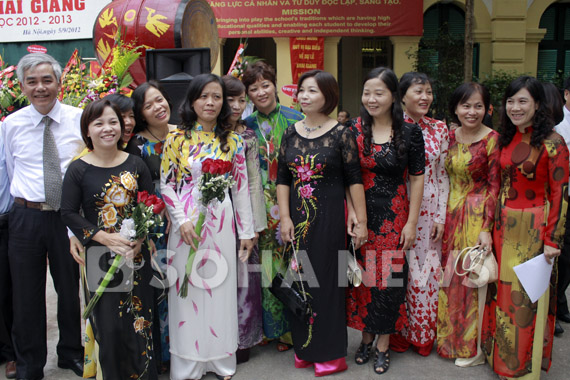 co-be-xuong-thuy-tinh-duyen-dang-ao-dai-ngay-khai-truong