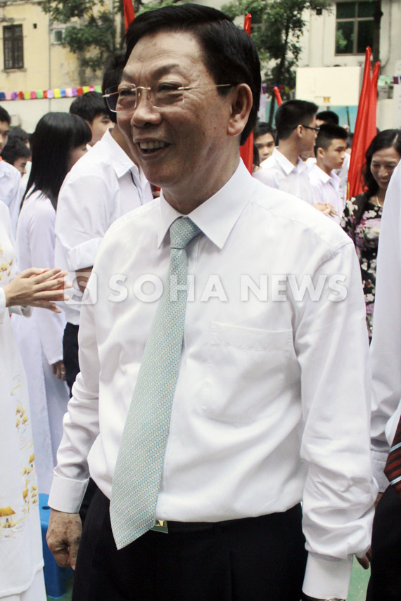 co-be-xuong-thuy-tinh-duyen-dang-ao-dai-ngay-khai-truong