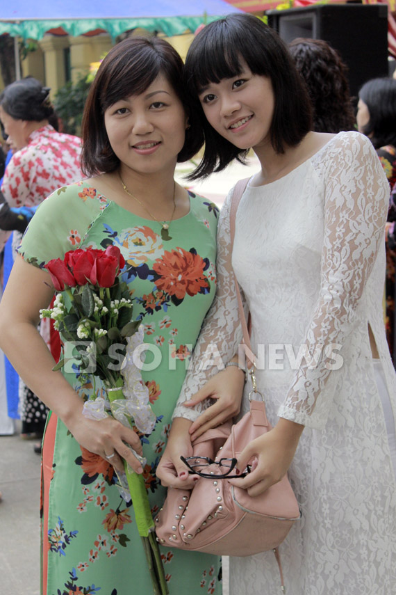 co-be-xuong-thuy-tinh-duyen-dang-ao-dai-ngay-khai-truong