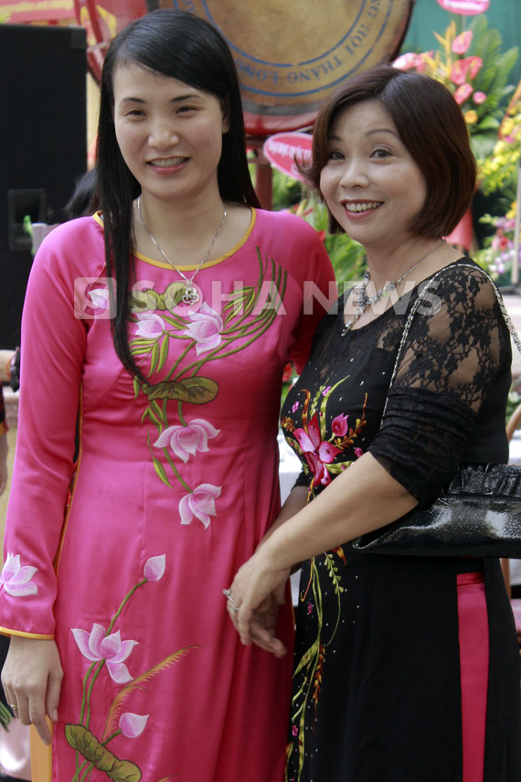 co-be-xuong-thuy-tinh-duyen-dang-ao-dai-ngay-khai-truong