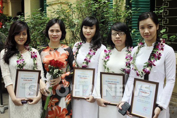 co-be-xuong-thuy-tinh-duyen-dang-ao-dai-ngay-khai-truong