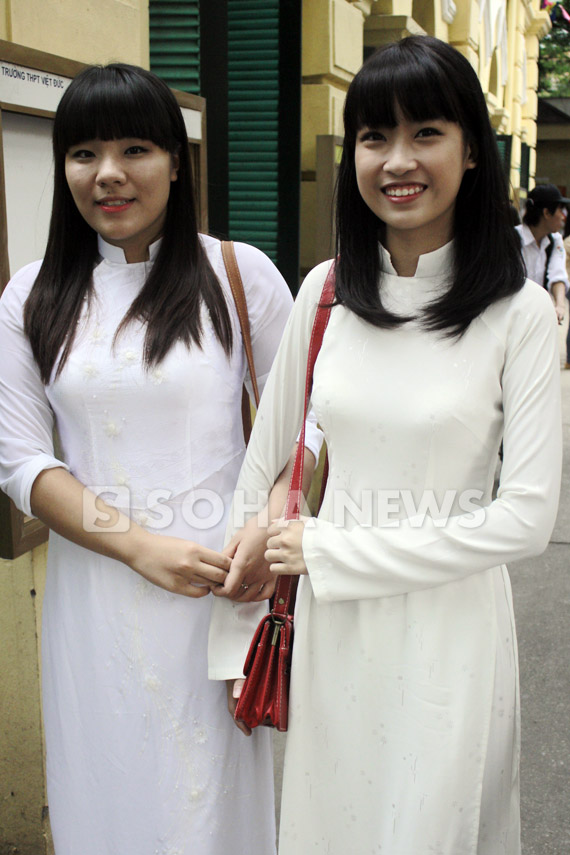 co-be-xuong-thuy-tinh-duyen-dang-ao-dai-ngay-khai-truong