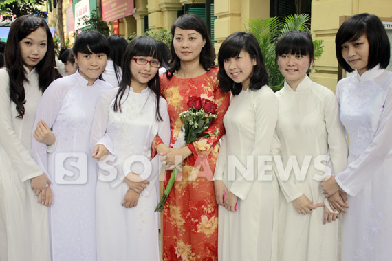 co-be-xuong-thuy-tinh-duyen-dang-ao-dai-ngay-khai-truong