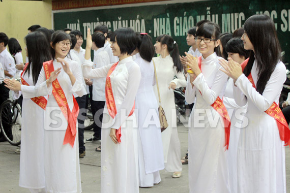 co-be-xuong-thuy-tinh-duyen-dang-ao-dai-ngay-khai-truong