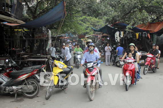 tieu-thuong-bang-hoang-truoc-thong-tin-di-chuyen-cho-troi